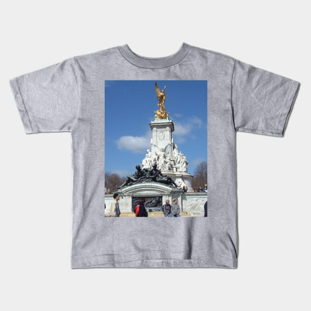 Victoria Memorial Kids T-Shirt by tomg